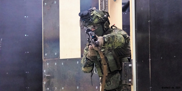 Ein Fallschirmjäger der Reserve der Cobrakompanie zielt mit seinem G36 aus einer Tür heraus
